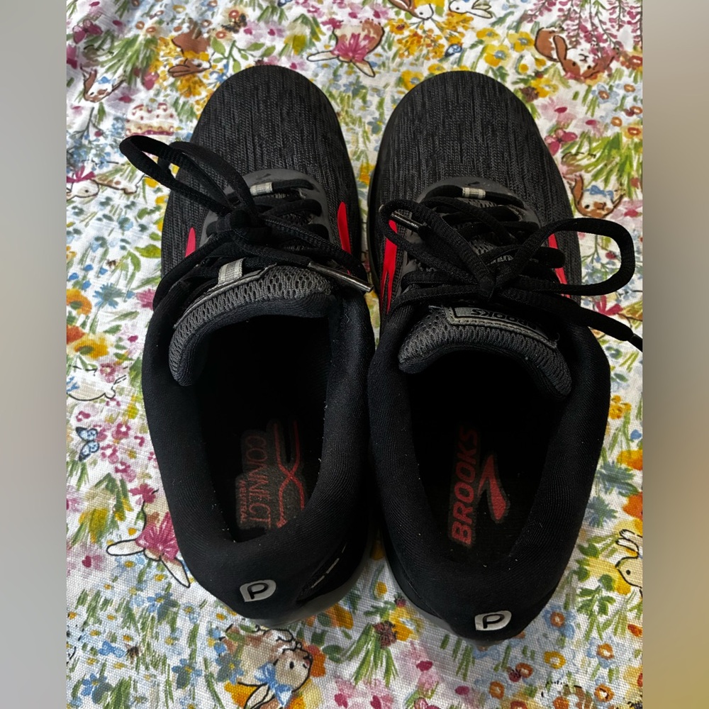 Brooks Black Athletic Shoes with Bright Pink Logo - Picture 4 of 5
